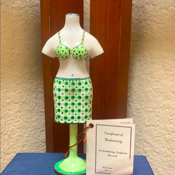 🔹Vintage Kelvin Chen Minature Mannequin Porcelain Enamel Skirt /Top Hand Painted - Picture 1 of 6